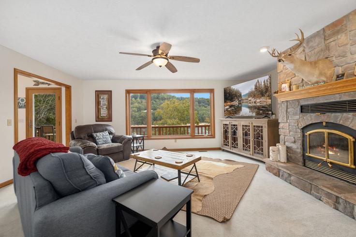 Building County Road 1524 - cohovaproperties - 1340101 adresindeki bir dairede modern mobilyalarla zarif bir şekilde tasarlanmış oturma odası Eureka Springs, Eureka Springs