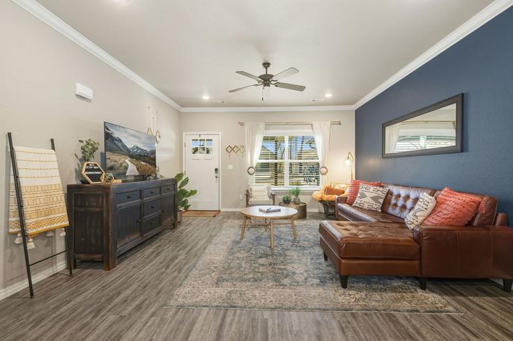 Elegant gestaltetes Wohnzimmer mit moderner Einrichtung in einer Wohnung im Building Purfleet Drive - cohovaproperties - 1366492 in Bella Vista, Bella Vista Elegant gestaltetes Wohnzimmer mit moderner Einrichtung in einer Wohnung im Building Purfleet Drive - cohovaproperties - 1366492 in Bella Vista, Bella Vista