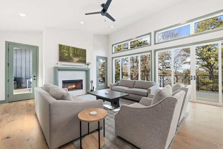 Rogers, Rogers 소재 Building Rambo North Road - cohovaproperties - 1371144 유닛에 마련된, 현대적인 가구로 꾸며진 우아한 디자인의 거실 Rogers, Rogers 소재 Building Rambo North Road - cohovaproperties - 1371144 유닛에 마련된, 현대적인 가구로 꾸며진 우아한 디자인의 거실