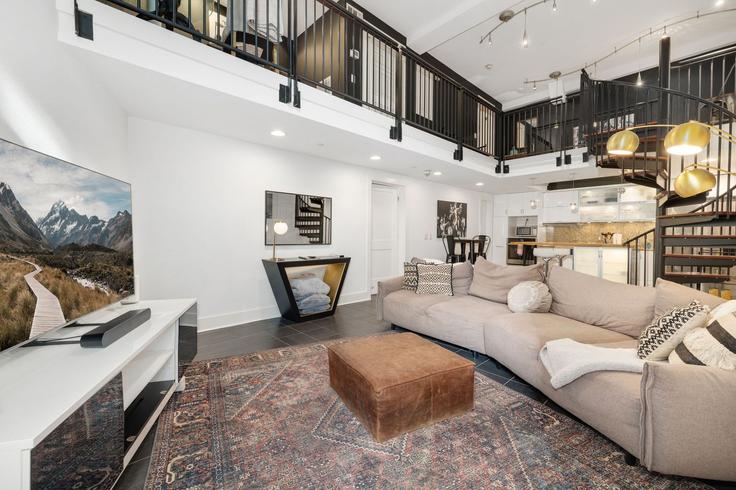 Elegant gestaltetes Wohnzimmer mit moderner Einrichtung in einer Wohnung im Building North West Avenue - cohovaproperties - 1371146 in Fayetteville, Fayetteville Elegant gestaltetes Wohnzimmer mit moderner Einrichtung in einer Wohnung im Building North West Avenue - cohovaproperties - 1371146 in Fayetteville, Fayetteville