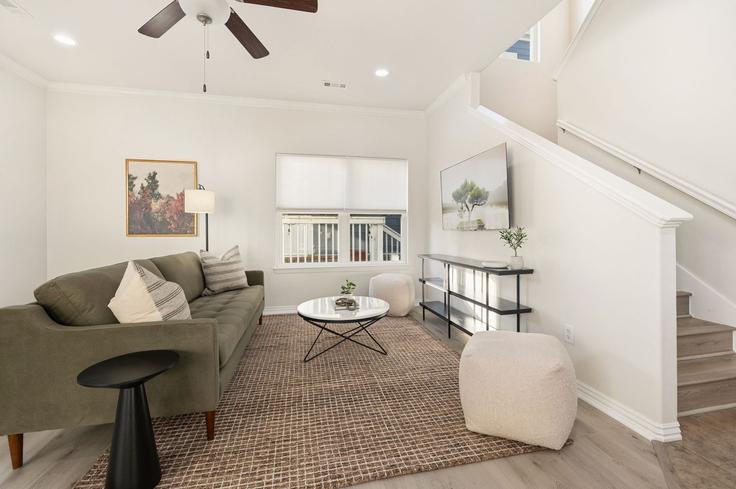 Elegante sala de estar con mobiliario moderno en un apartamento en Building West Pawnee Road - cohovaproperties - 1380463 en Rogers, Rogers