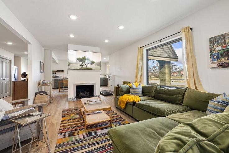 Elegant gestaltetes Wohnzimmer mit moderner Einrichtung in einer Wohnung im Building South Shiloh Street - cohovaproperties - 1475799 in Springdale, Springdale