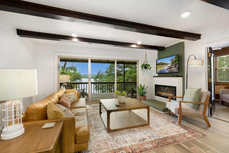 Sala de estar elegantemente projetada com móveis modernos em um apartamento no Building Larue Road - cohovaproperties - 1593867 em Rogers, Rogers