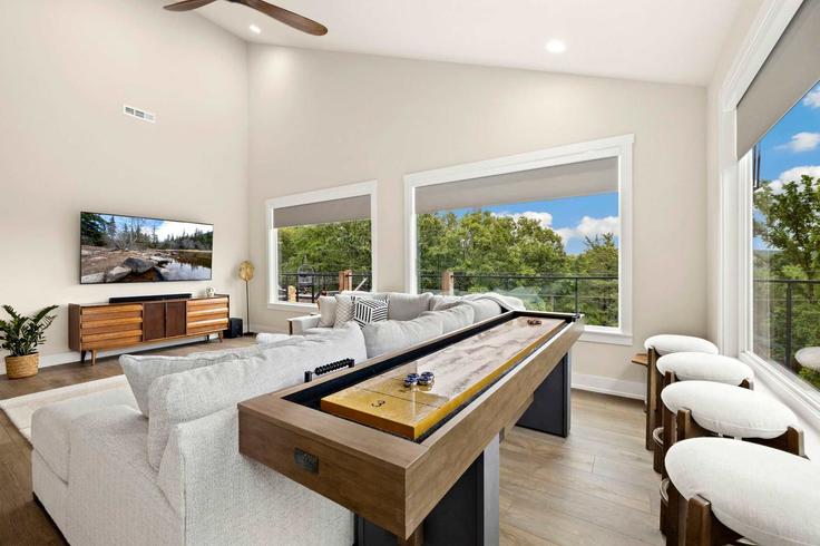 Building Pine Drive - cohovaproperties - 1590312 adresindeki bir dairede modern mobilyalarla zarif bir şekilde tasarlanmış oturma odası Lost Bridge Village, Lost Bridge Village