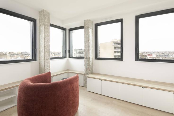 Elegant gestaltetes Wohnzimmer mit moderner Einrichtung in einer Wohnung im Building Rue Cambronne - colonies-1 - 1542042 in 15th arrondissement, Paris
