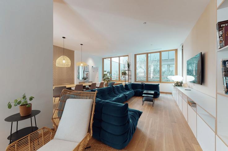 Sala de estar elegantemente projetada com móveis modernos em um apartamento no Building Impasse des 2 Cousins - colonies-1 - 1542035 em 17th arrondissement, Paris