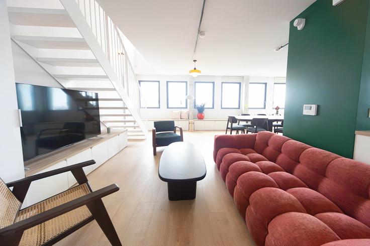 Elegant gestaltetes Wohnzimmer mit moderner Einrichtung in einer Wohnung im Building Rue Cambronne - colonies-1 - 1542041 in 15th arrondissement, Paris