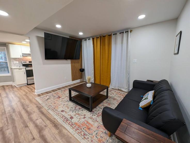 Elegant gestaltetes Wohnzimmer mit moderner Einrichtung in einer Wohnung im Building Colony Drive - colony-suite - 1345545 in Marietta, Marietta