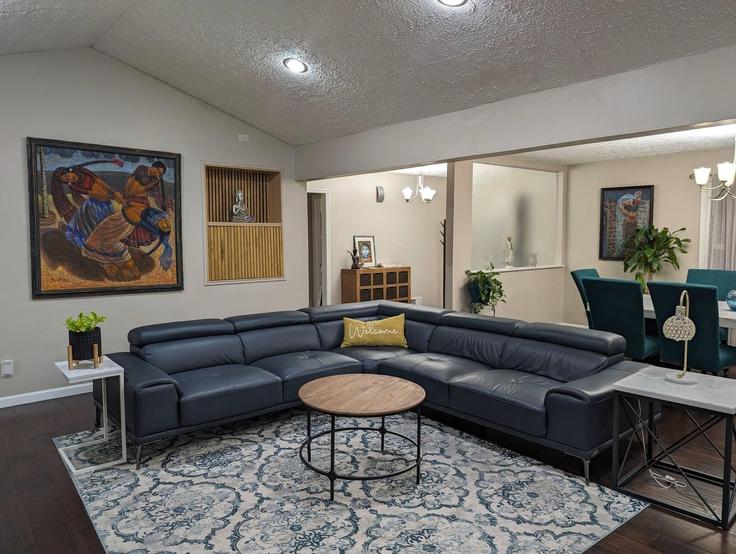 Elegant gestaltetes Wohnzimmer mit moderner Einrichtung in einer Wohnung im Building Colony Drive - colony-suite - 1345546 in Marietta, Marietta