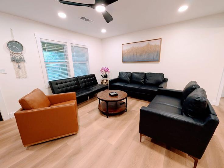 Sala de estar elegantemente projetada com móveis modernos em um apartamento no Building Burnett Ferry Road Southwest - colony-suite - 1345541 em Rome, Rome