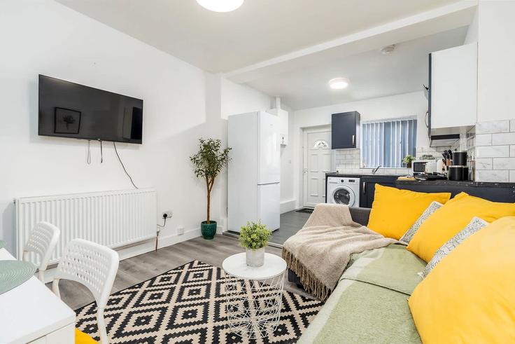 Elegant gestaltetes Wohnzimmer mit moderner Einrichtung in einer Wohnung im Building Chippinghouse Road - comfy-stays-for-you-ltd - 1380054 in Sheffield District, Sheffield