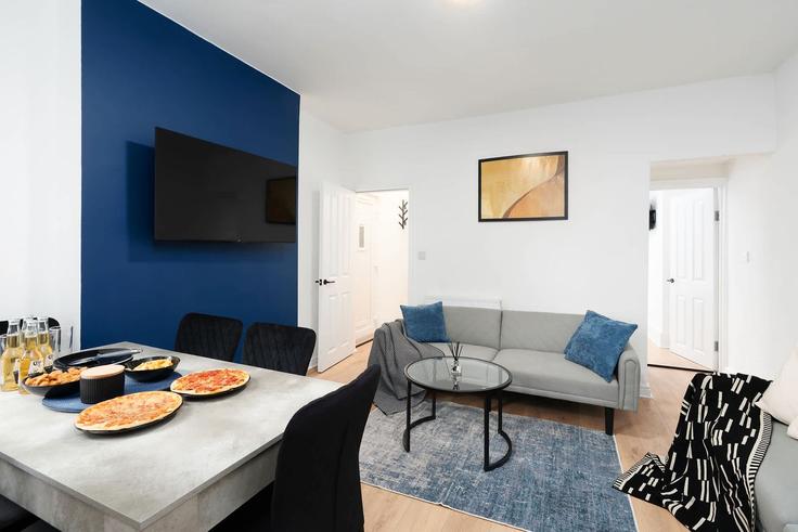 Elegant gestaltetes Wohnzimmer mit moderner Einrichtung in einer Wohnung im Building City Road - comfy-stays-for-you-ltd - 1380050 in Sheffield District, Sheffield