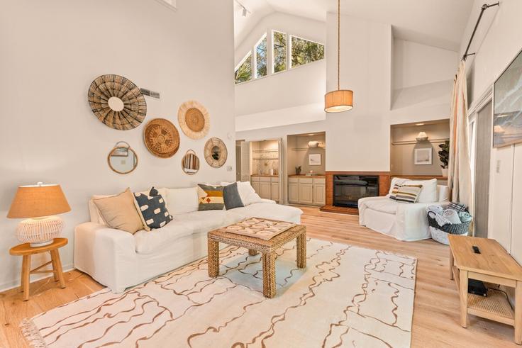 Elegant gestaltetes Wohnzimmer mit moderner Einrichtung in einer Wohnung im Building The Haul Over - comfy-womfy - 1353799 in Seabrook Island, Seabrook Island