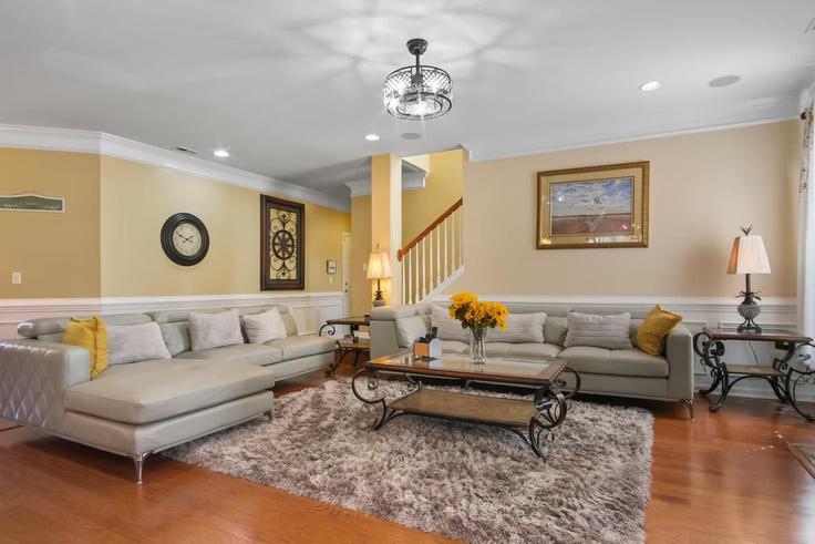 Building Darby Drive - comfy-womfy - 1502571 adresindeki bir dairede modern mobilyalarla zarif bir şekilde tasarlanmış oturma odası North Charleston, North Charleston