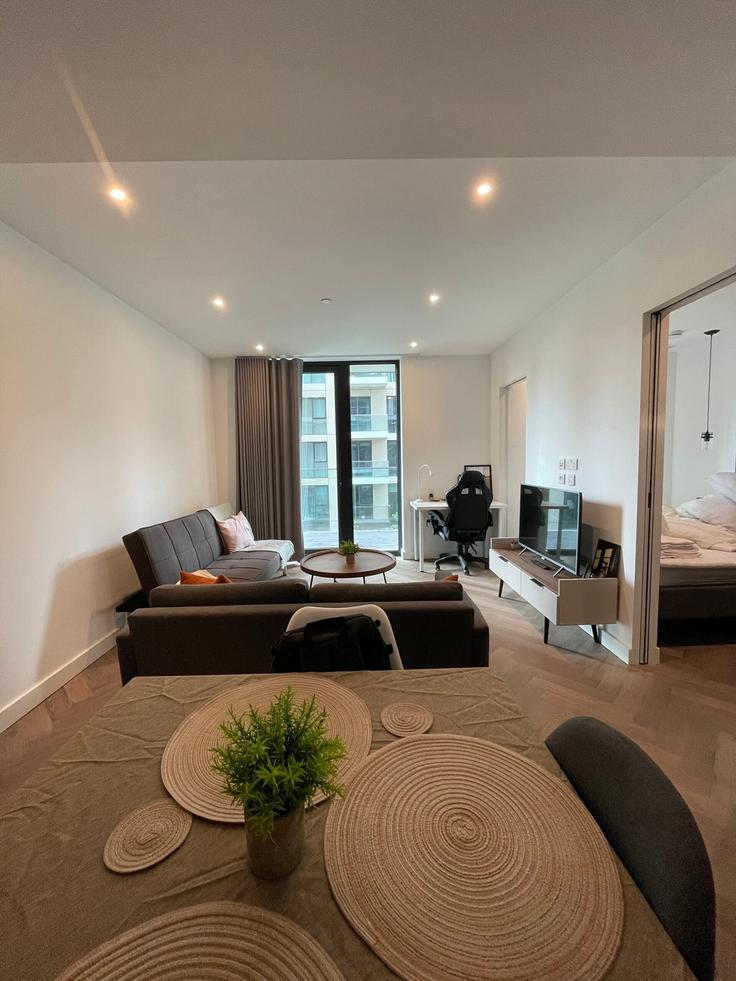 Sala de estar elegantemente projetada com móveis modernos em um apartamento no Building Pennington Street - comfycloud - 1543271 em London Borough of Tower Hamlets, London