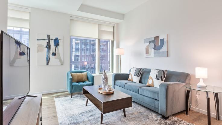 Elegant gestaltetes Wohnzimmer mit moderner Einrichtung in einer Wohnung im Building Seaport Boulevard - compassfurnishedapartments - 1050345 - BOS in Boston, Boston