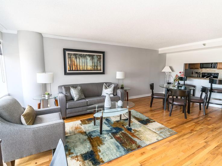 Stamford StamfordのBuilding Greyrock Place - compassfurnishedapartments - 1050386 - USAのアパートメントにある、モダンな家具を備えたエレガントなデザインのリビングルーム Stamford StamfordのBuilding Greyrock Place - compassfurnishedapartments - 1050386 - USAのアパートメントにある、モダンな家具を備えたエレガントなデザインのリビングルーム