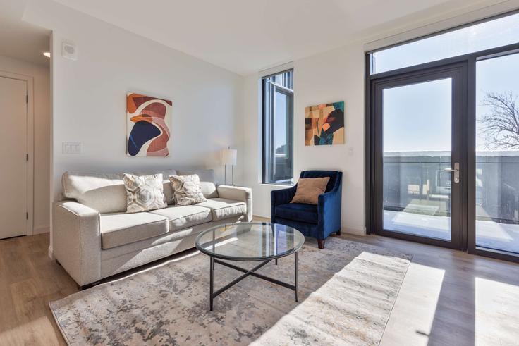 Boston BostonのBuilding Peterborough Street - compassfurnishedapartments - 1039262 - BOSのアパートメントにある、モダンな家具を備えたエレガントなデザインのリビングルーム