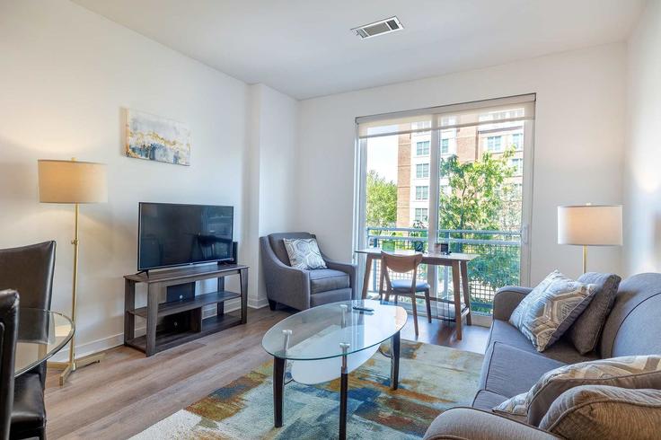 Elegante sala de estar con mobiliario moderno en un apartamento en Building Tresser Boulevard - compassfurnishedapartments - 1282211 - USA en Stamford, Stamford Elegante sala de estar con mobiliario moderno en un apartamento en Building Tresser Boulevard - compassfurnishedapartments - 1282211 - USA en Stamford, Stamford