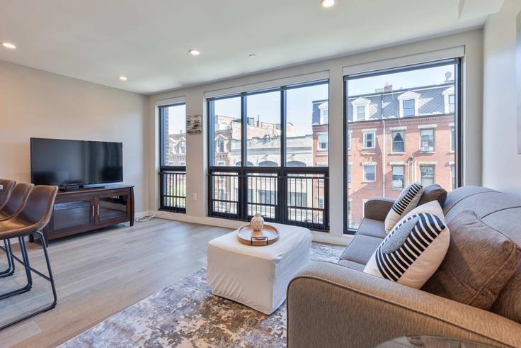 Sala de estar elegantemente projetada com móveis modernos em um apartamento no Building Freedom Trail - compassfurnishedapartments - 1318704 em Boston, Boston Sala de estar elegantemente projetada com móveis modernos em um apartamento no Building Freedom Trail - compassfurnishedapartments - 1318704 em Boston, Boston
