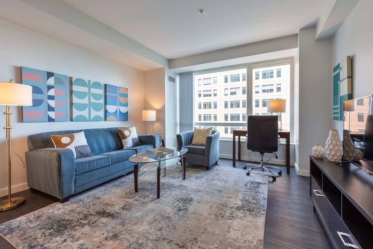 Building Congress Street - compassfurnishedapartments - 1318706 adresindeki bir dairede modern mobilyalarla zarif bir şekilde tasarlanmış oturma odası Boston, Boston Building Congress Street - compassfurnishedapartments - 1318706 adresindeki bir dairede modern mobilyalarla zarif bir şekilde tasarlanmış oturma odası Boston, Boston