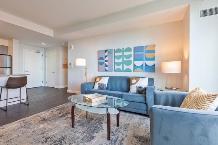 Building Congress Street - compassfurnishedapartments - 1318706 adresindeki bir dairede modern mobilyalarla zarif bir şekilde tasarlanmış oturma odası Boston, Boston Building Congress Street - compassfurnishedapartments - 1318706 adresindeki bir dairede modern mobilyalarla zarif bir şekilde tasarlanmış oturma odası Boston, Boston