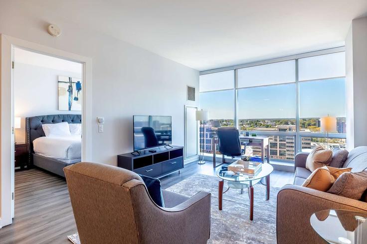 Elegante sala de estar con mobiliario moderno en un apartamento en Building Atlantic Street - compassfurnishedapartments - 1323697 en Stamford, Stamford