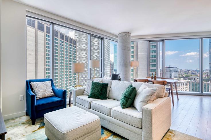 Boston, Boston에 위치한 Building Belvidere Street - compassfurnishedapartments - 1353789 아파트의 세련된 인테리어가 돋보이는 거실