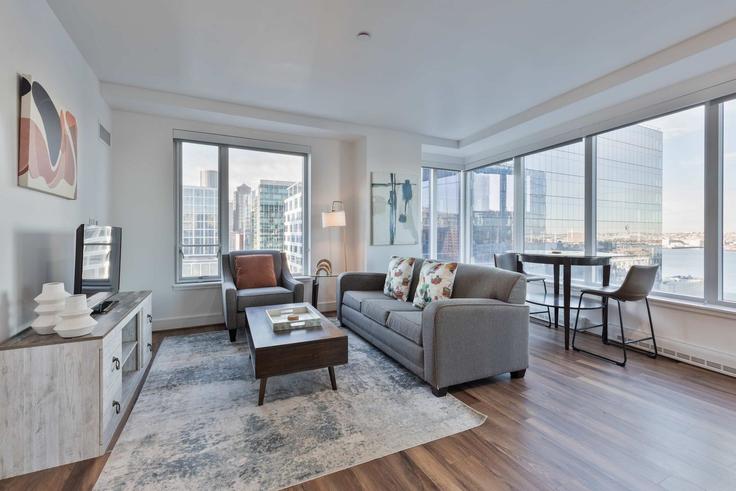 Boston, Boston에 위치한 Building Pier 4 Boulevard - compassfurnishedapartments - 1375251 유닛의 세련된 인테리어가 돋보이는 거실 Boston, Boston에 위치한 Building Pier 4 Boulevard - compassfurnishedapartments - 1375251 유닛의 세련된 인테리어가 돋보이는 거실