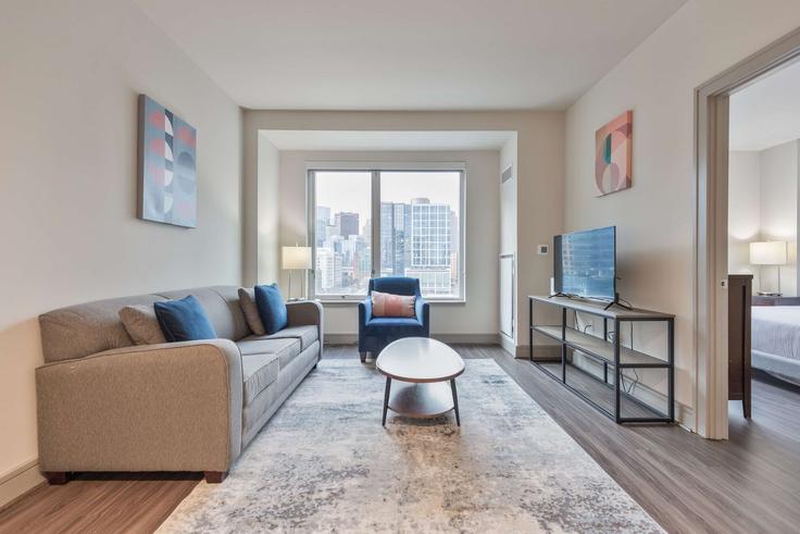 Elegant gestaltetes Wohnzimmer mit moderner Einrichtung in einer Wohnung im Building Pier 4 Boulevard - compassfurnishedapartments - 1390010 in Boston, Boston