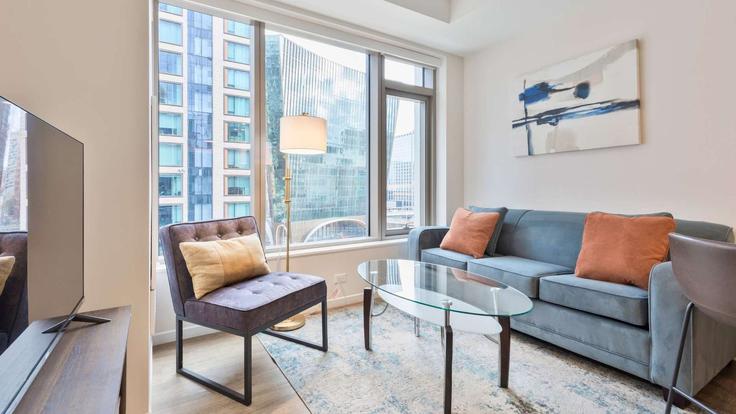 Elegante sala de estar con mobiliario moderno en un apartamento en Building Seaport Boulevard - compassfurnishedapartments - 1389217 en Boston, Boston