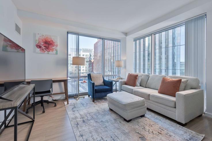 Elegant gestaltetes Wohnzimmer mit moderner Einrichtung in einer Wohnung im Building Kendall Street - compassfurnishedapartments - 1461790 in Cambridge, Cambridge