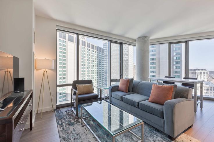 Boston, Boston에 위치한 Building Belvidere Street - compassfurnishedapartments - 1353789 유닛의 세련된 인테리어가 돋보이는 거실