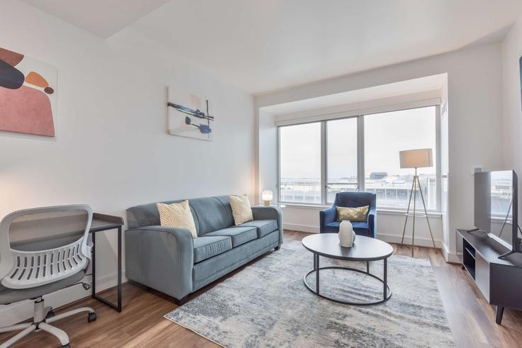 Sala de estar elegantemente projetada com móveis modernos em um apartamento no Building Pier 4 Boulevard - compassfurnishedapartments - 1512291 em Boston, Boston Sala de estar elegantemente projetada com móveis modernos em um apartamento no Building Pier 4 Boulevard - compassfurnishedapartments - 1512291 em Boston, Boston