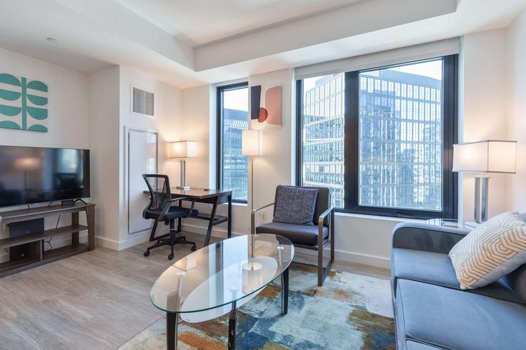 Elegante sala de estar con mobiliario moderno en un apartamento en Building Congress Street - compassfurnishedapartments - 1512292 en Boston, Boston Elegante sala de estar con mobiliario moderno en un apartamento en Building Congress Street - compassfurnishedapartments - 1512292 en Boston, Boston
