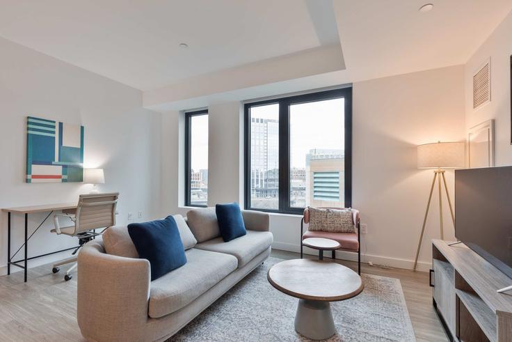 Sala de estar elegantemente projetada com móveis modernos em um apartamento no Building Congress Street - compassfurnishedapartments - 1522228 em Boston, Boston