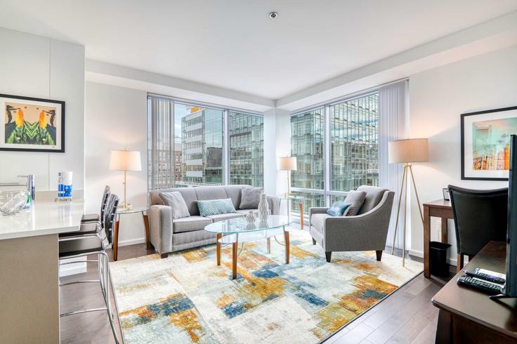 Elegant gestaltetes Wohnzimmer mit moderner Einrichtung in einer Wohnung im Building Kendall Street - compassfurnishedapartments - 1533551 in Cambridge, Cambridge Elegant gestaltetes Wohnzimmer mit moderner Einrichtung in einer Wohnung im Building Kendall Street - compassfurnishedapartments - 1533551 in Cambridge, Cambridge