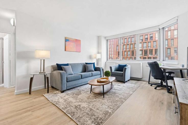 Sala de estar elegantemente projetada com móveis modernos em um apartamento no Building East 34th Street - compassfurnishedapartments - 1533549 em Manhattan, New York