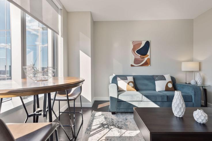 Elegante sala de estar con mobiliario moderno en un apartamento en Building Northern Avenue - compassfurnishedapartments - 1534384 en Boston, Boston Elegante sala de estar con mobiliario moderno en un apartamento en Building Northern Avenue - compassfurnishedapartments - 1534384 en Boston, Boston