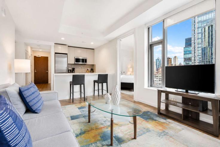 Sala de estar elegantemente projetada com móveis modernos em um apartamento no Building Seaport Boulevard - compassfurnishedapartments - 1050355 - BOS em Boston, Boston
