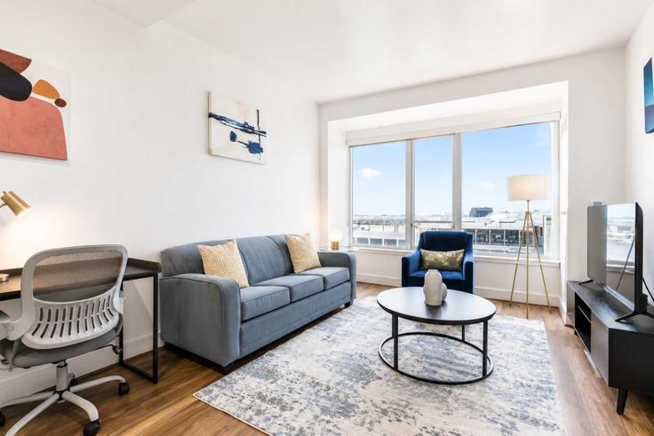 Boston, Boston에 위치한 Building Pier 4 Boulevard - compassfurnishedapartments - 1574489 유닛의 세련된 인테리어가 돋보이는 거실 Boston, Boston에 위치한 Building Pier 4 Boulevard - compassfurnishedapartments - 1574489 유닛의 세련된 인테리어가 돋보이는 거실