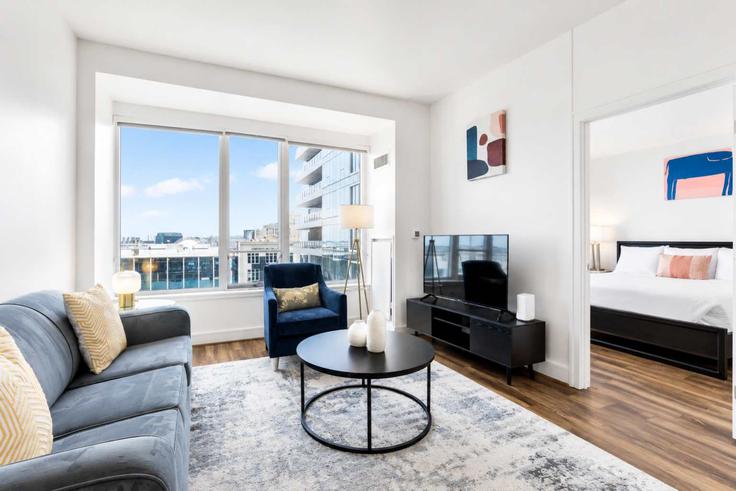Salle de séjour élégante avec mobilier moderne dans un appartement à Building Pier 4 Boulevard - compassfurnishedapartments - 1574489 à Boston, Boston Salle de séjour élégante avec mobilier moderne dans un appartement à Building Pier 4 Boulevard - compassfurnishedapartments - 1574489 à Boston, Boston