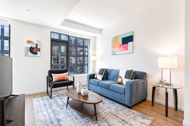 Boston, Boston에 위치한 Building Seaport Boulevard - compassfurnishedapartments - 1583755 유닛의 세련된 인테리어가 돋보이는 거실 Boston, Boston에 위치한 Building Seaport Boulevard - compassfurnishedapartments - 1583755 유닛의 세련된 인테리어가 돋보이는 거실