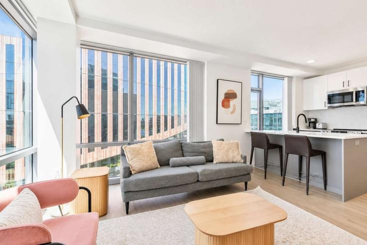 Cambridge CambridgeのBuilding Kendall Street - compassfurnishedapartments - 1534380のアパートメントにある、モダンな家具を備えたエレガントなデザインのリビングルーム Cambridge CambridgeのBuilding Kendall Street - compassfurnishedapartments - 1534380のアパートメントにある、モダンな家具を備えたエレガントなデザインのリビングルーム