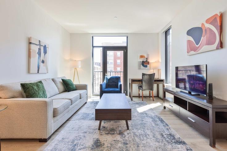 Sala de estar elegantemente projetada com móveis modernos em um apartamento no Building Peterborough Street - compassfurnishedapartments - 1039271 - BOS em Boston, Boston