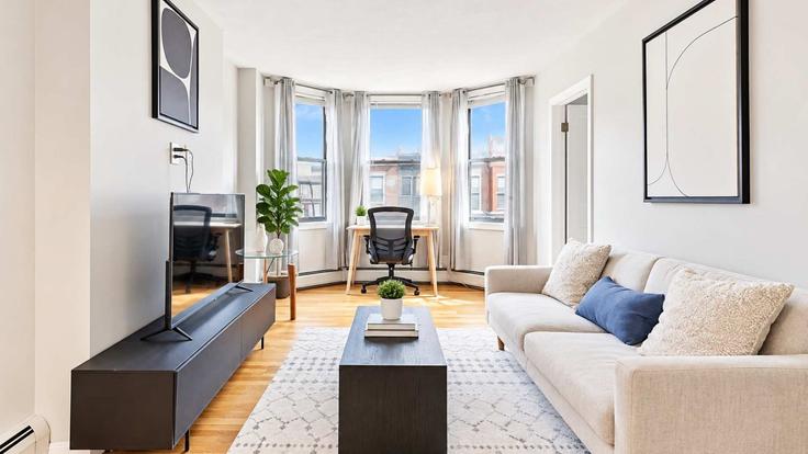 Elegante sala de estar con mobiliario moderno en un apartamento en Building Battery Street - compassfurnishedapartments - 1643689 en Boston, Boston