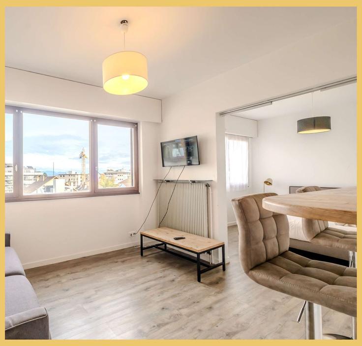 Thonon-les-Bains, Thonon-les-Bains에 위치한 Building Avenue du Général de Gaulle - conciergerie-leman - 1492202 유닛의 세련된 인테리어가 돋보이는 거실
