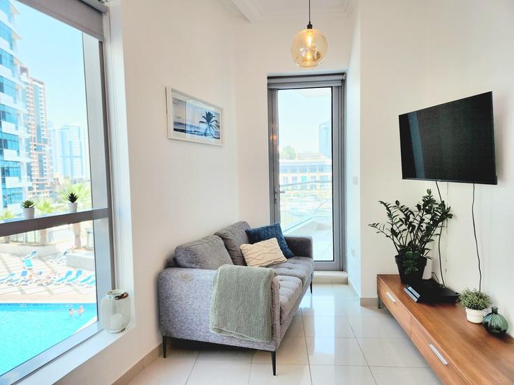 Dubai Dubai MarinaのBuilding Marina Promenade - concrete-jungle - 1252066 - DXBのアパートメントにある、モダンな家具を備えたエレガントなデザインのリビングルーム Dubai Dubai MarinaのBuilding Marina Promenade - concrete-jungle - 1252066 - DXBのアパートメントにある、モダンな家具を備えたエレガントなデザインのリビングルーム