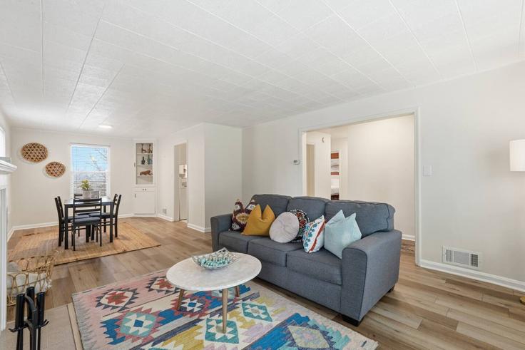 Salle de séjour élégante avec mobilier moderne dans un appartement à Building North Center Street - conmigo-vacation-rentals - 1249827 - USA à Salt Lake City, Salt Lake City