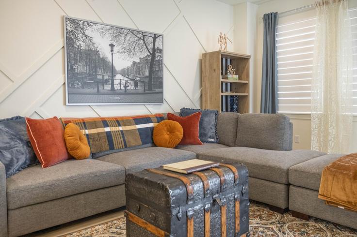 Elegante sala de estar con mobiliario moderno en un apartamento en Building South 680 East - conmigo-vacation-rentals - 1249845 - USA en American Fork, American Fork